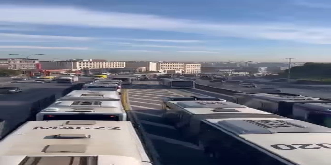 Son dakika | İstanbul'da iki metrobüs çarpıştı