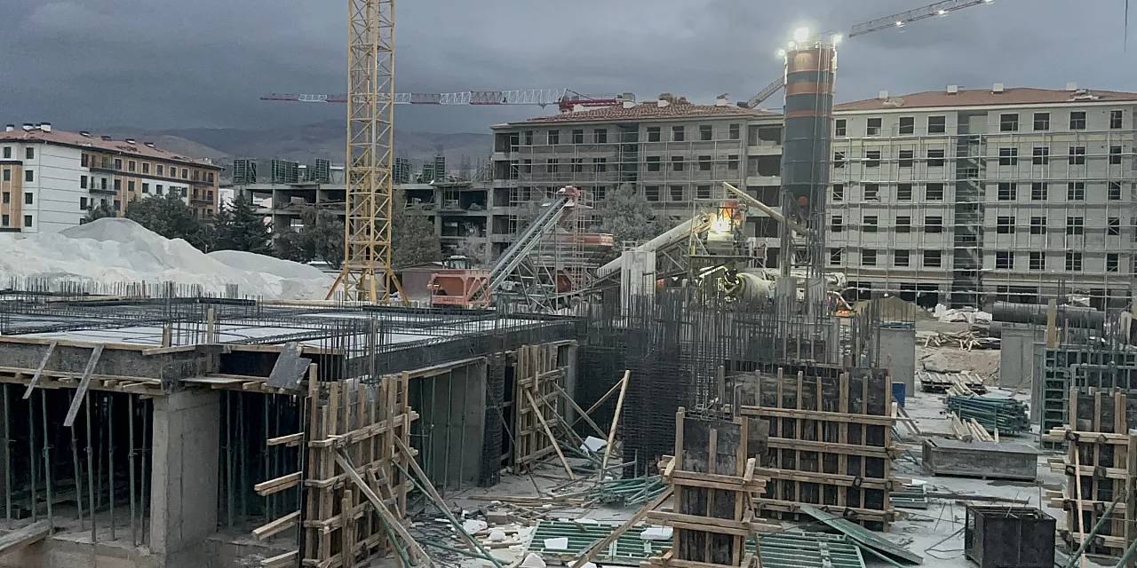 İki işçi aynı gün ayrı yerlerde yüksekten düştü