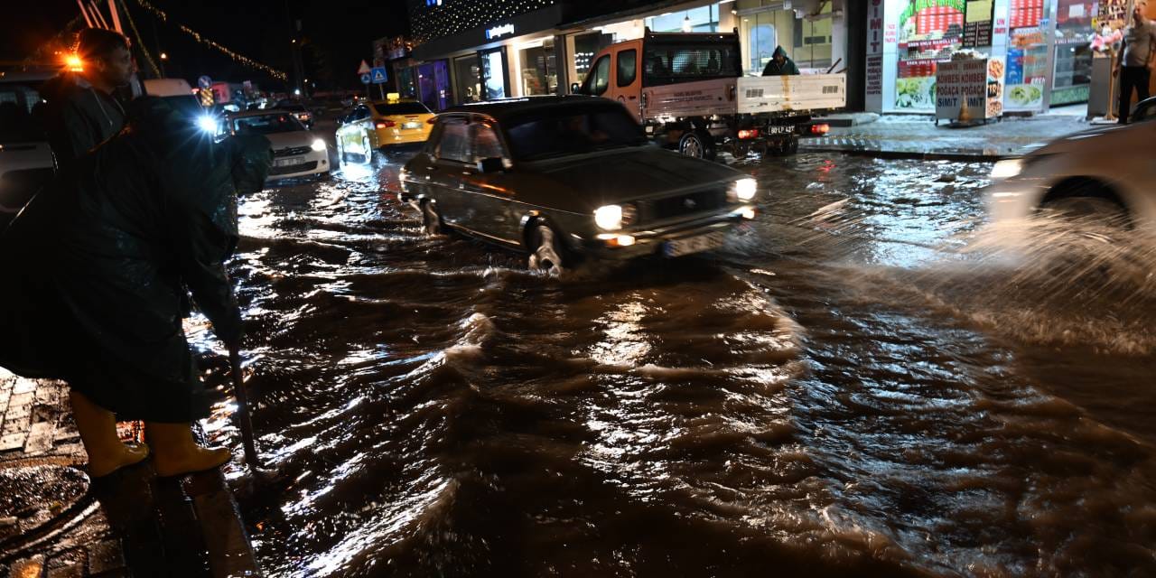 Osmaniye'de sağanak hayatı felç etti: Ev ve dükkanları su bastı!