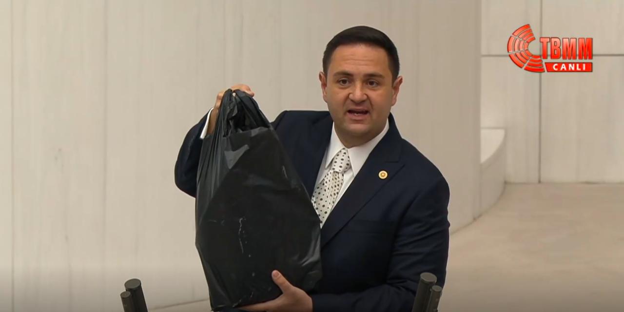 CHP'li Akdoğan 'Aziz İhsan Aktaş' iddianamesini siyah poşete koydu: 'İçinde ayıplı şeyler var' diyerek kürsüde böyle konuştu!