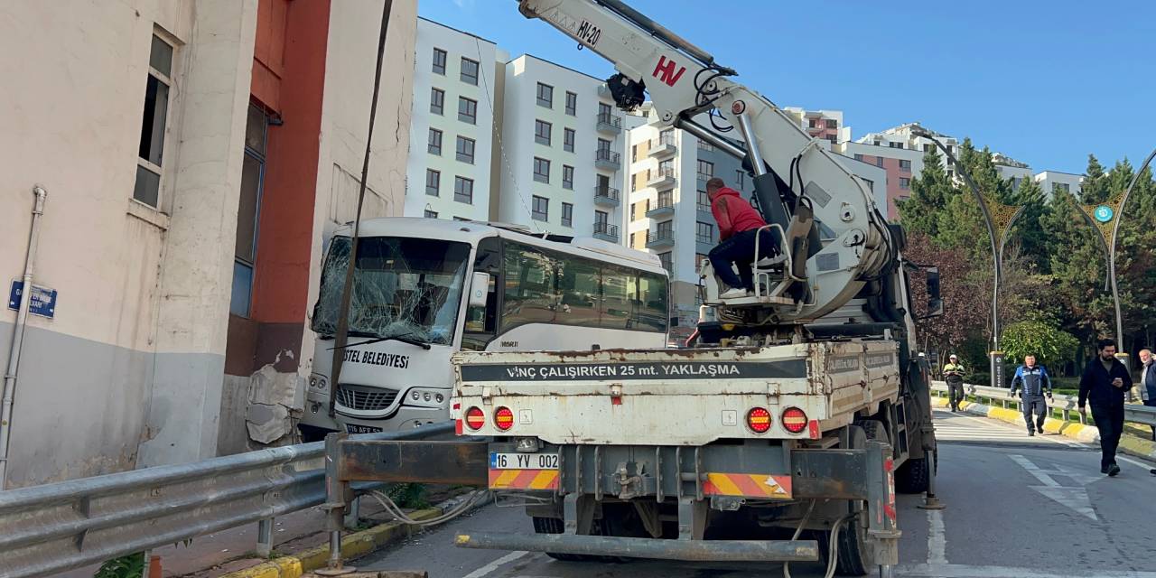 Cenaze dönüşü facia! Polis ile yakınlarını taşıyan midibüs duvara çarptı: Çok sayıda yaralı