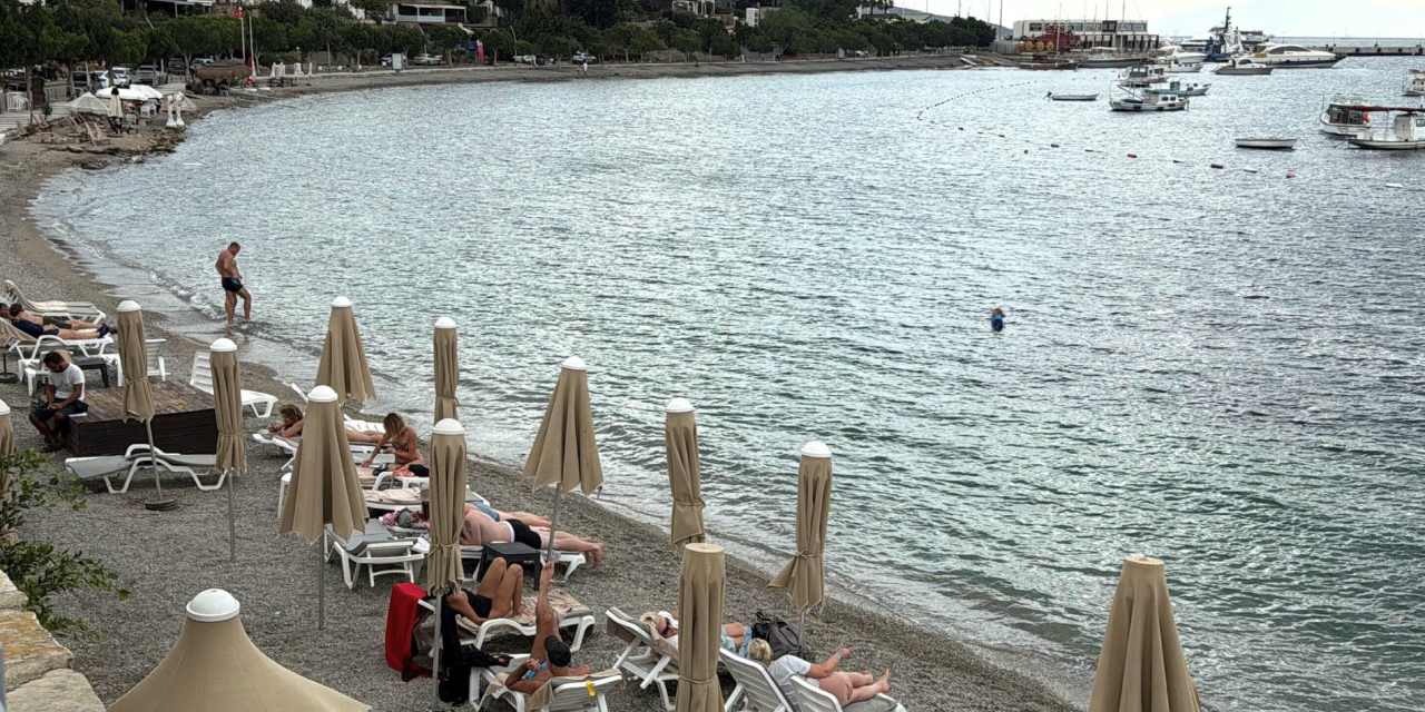 Bodrum'u sağanak vurdu turistler aldırış etmedi: Denizin keyfini böyle çıkardılar