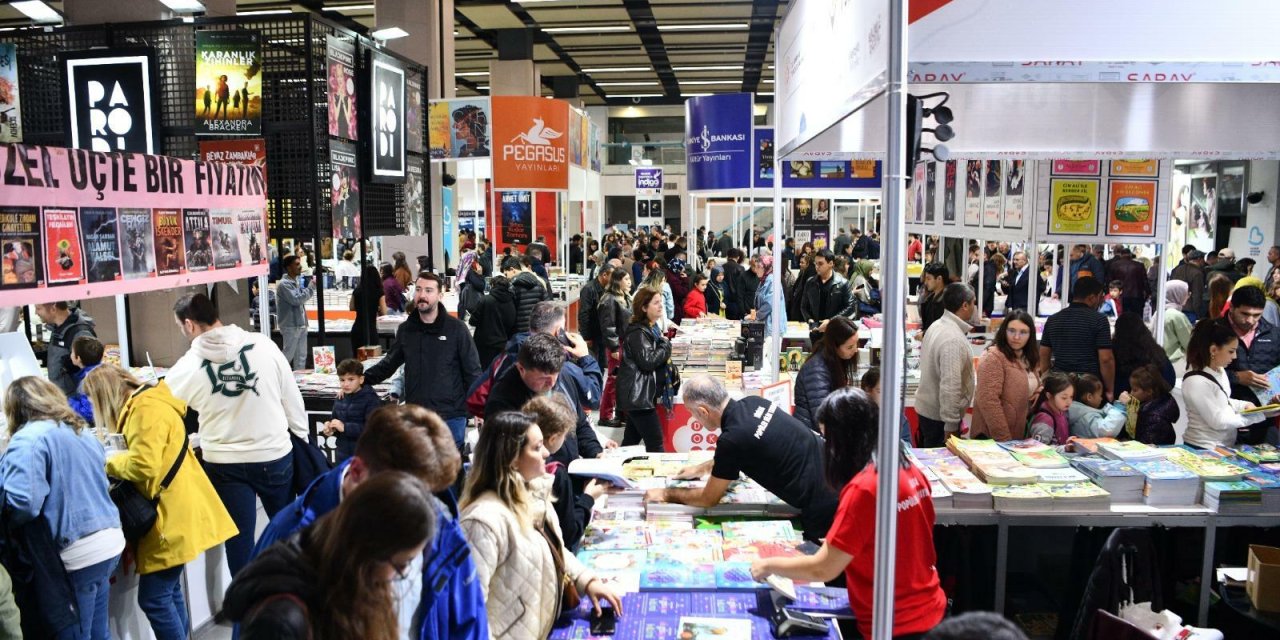 1'inci Balıkesir Kitap Fuarı, yazarları okuyucularıyla buluşturmaya devam ediyor
