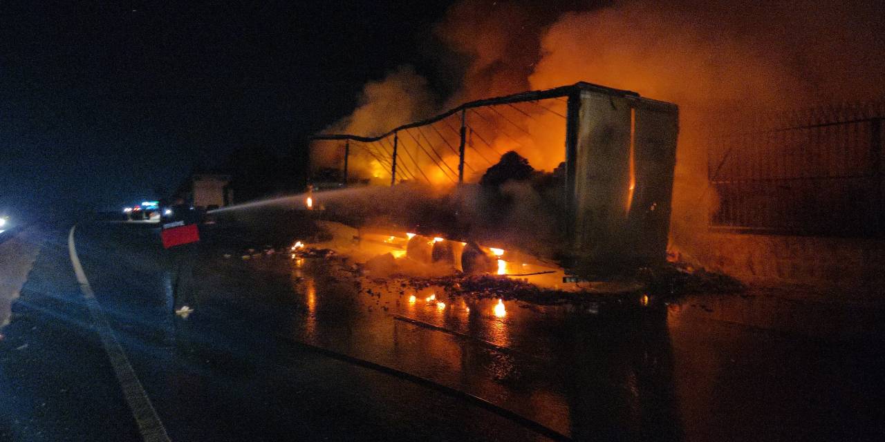 Yalova'da konserve dolu TIR alev topuna döndü!