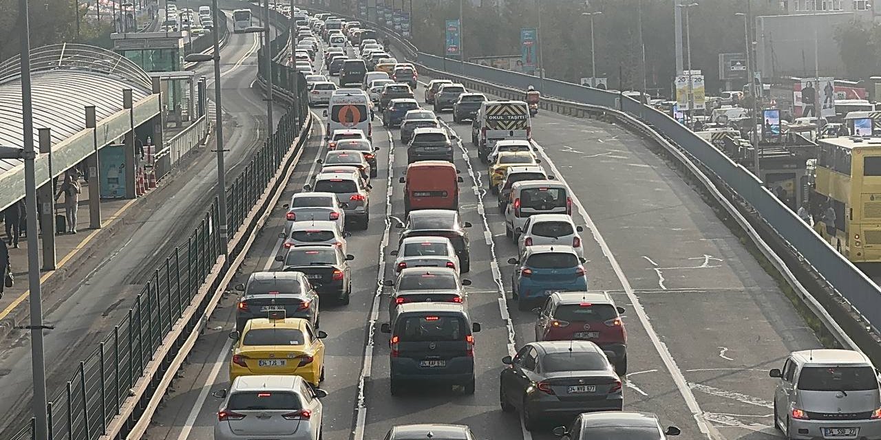 İstanbul'da bitmeyen sabah çilesi: Trafik yine kırmızıya boyandı