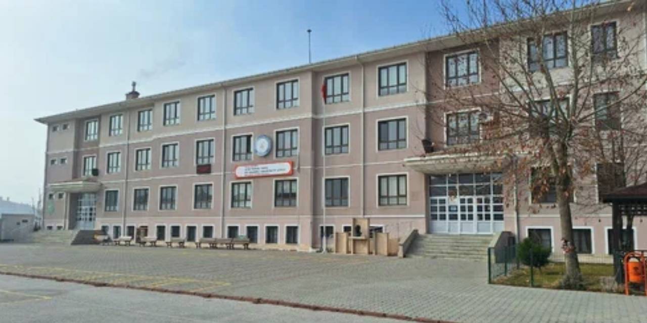 "Eşofman giyen kız öğrenci zina yapmıştır" diyen öğretmene soruşturma başlatıldı!