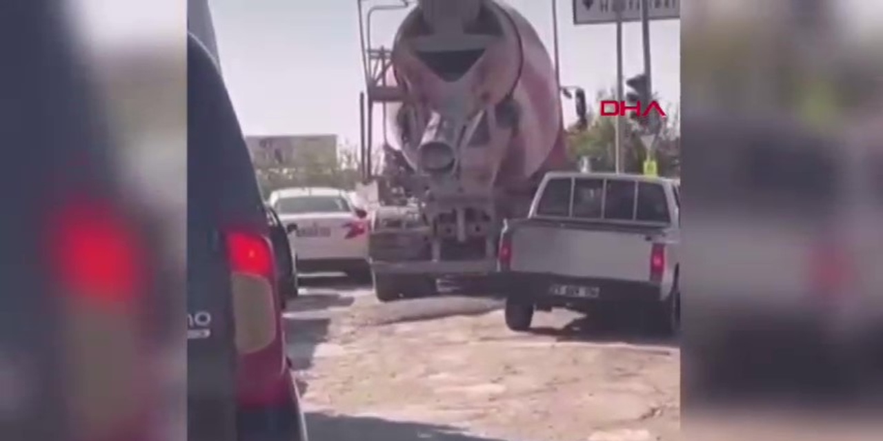 Beton mikserinden dökülen harç trafiği kilitledi
