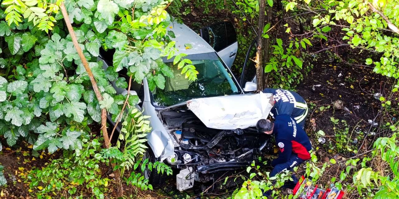 Otomobil bahçeye devrildi: 4 yaralı