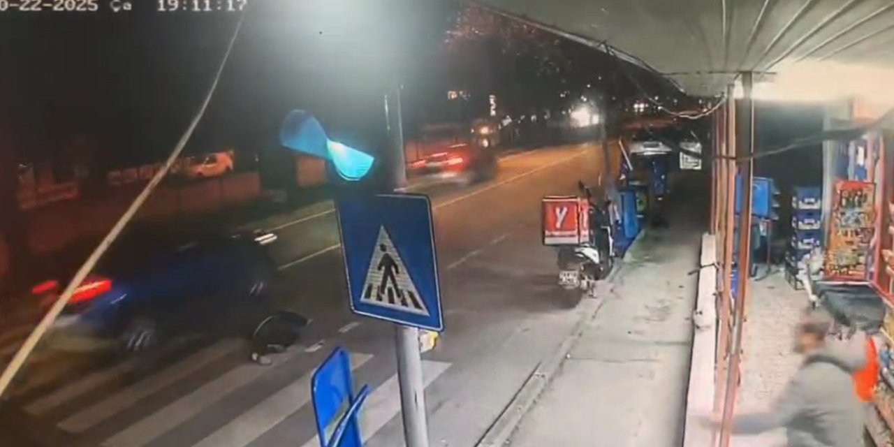 Motosikletin çarptığı yaya yolun ortasında bayıldı: Araçlar yoluna devam etti