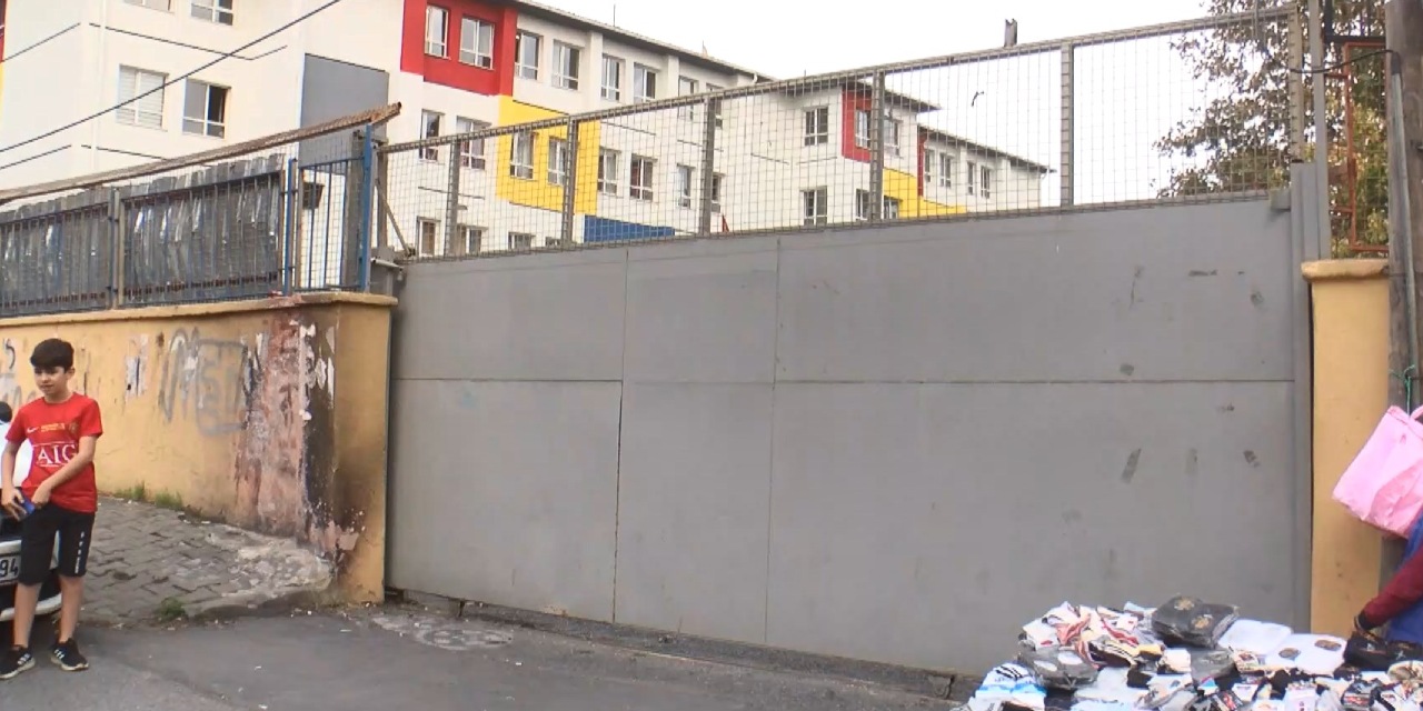 Okul kapısı öğrencilerin üstüne devrildi! Önlem iş işten geçtikten sonra alındı