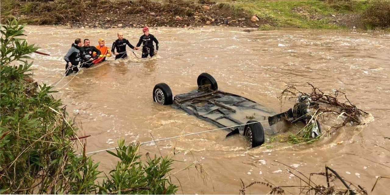 Foça'da sel ve su baskınları: Bir kişi selde kayboldu