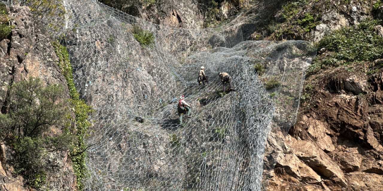 Heyelan demir yolu hattını kapattırdı