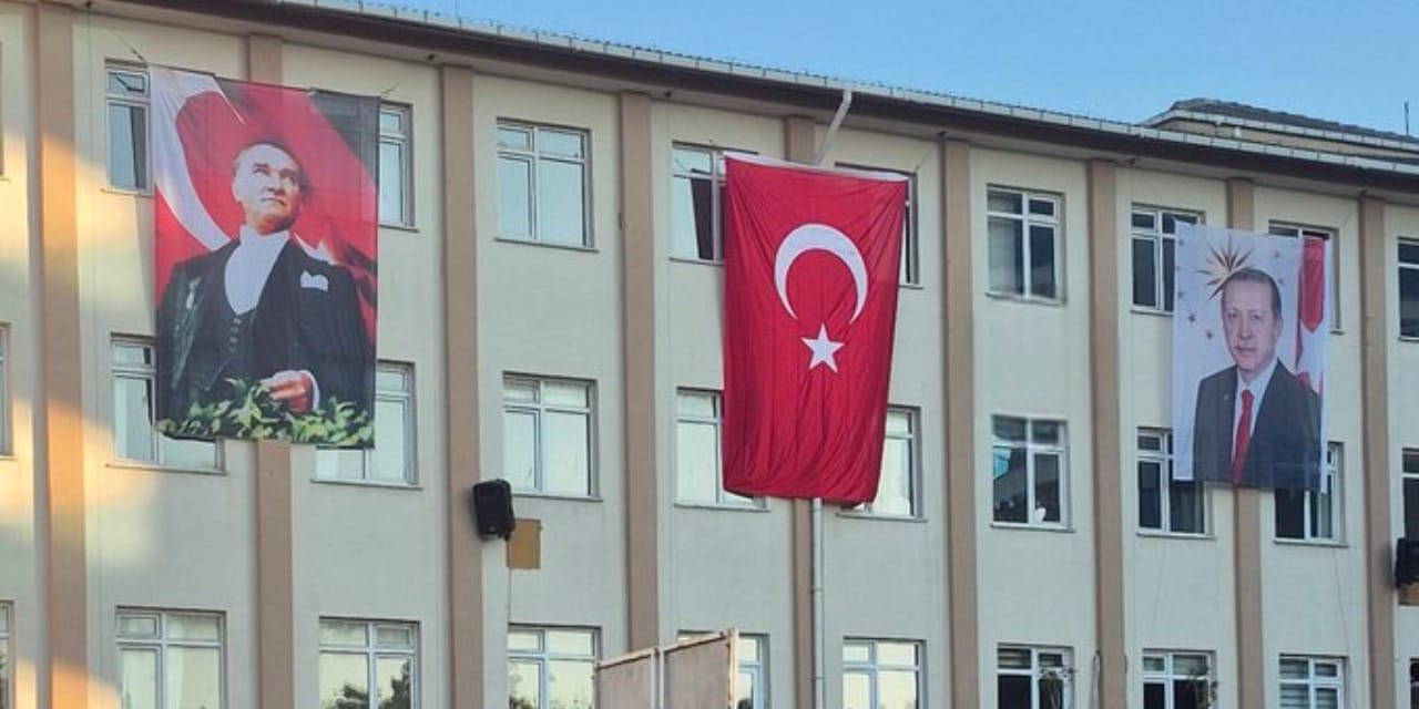 Okullarda 'Erdoğan posteri' zorunlu oldu: Sendikalar ve muhalefet ayağa kalktı