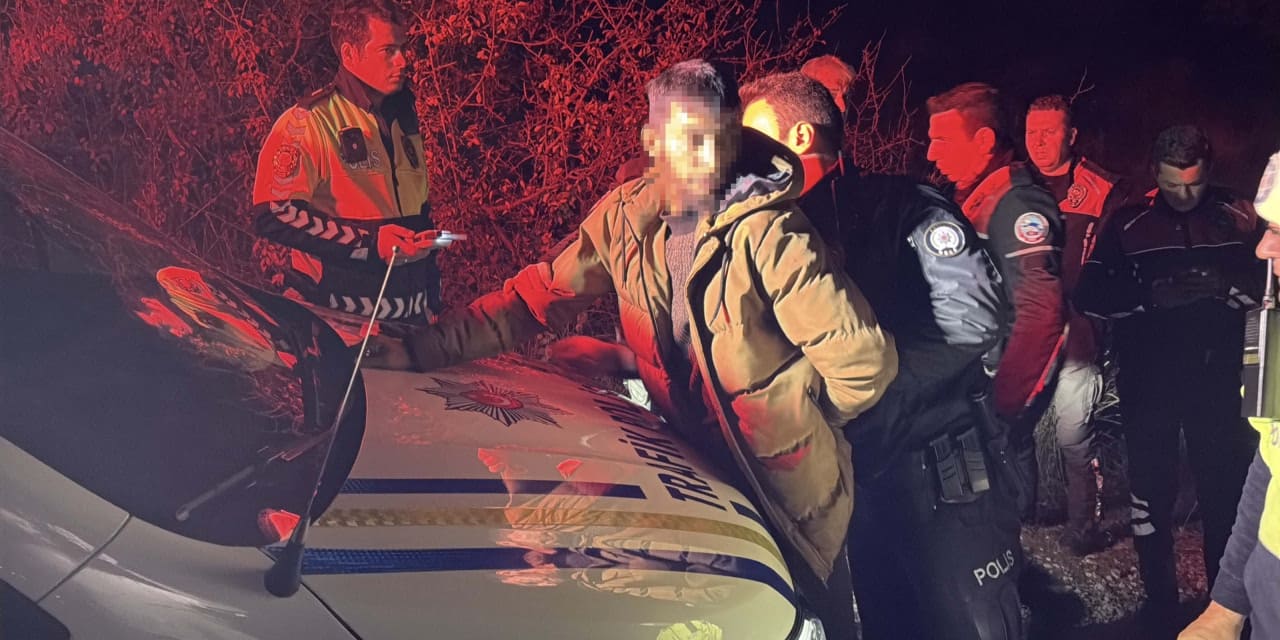 Eşi ve çocuğu da arabadaydı: Alkollüyken polisten kaçtı bir de kaza yaptı