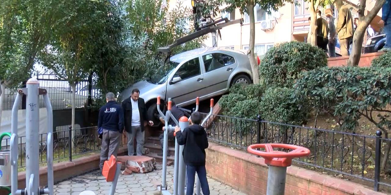 Faciadan dönüldü: Otomobil çocuk parkına girdi!