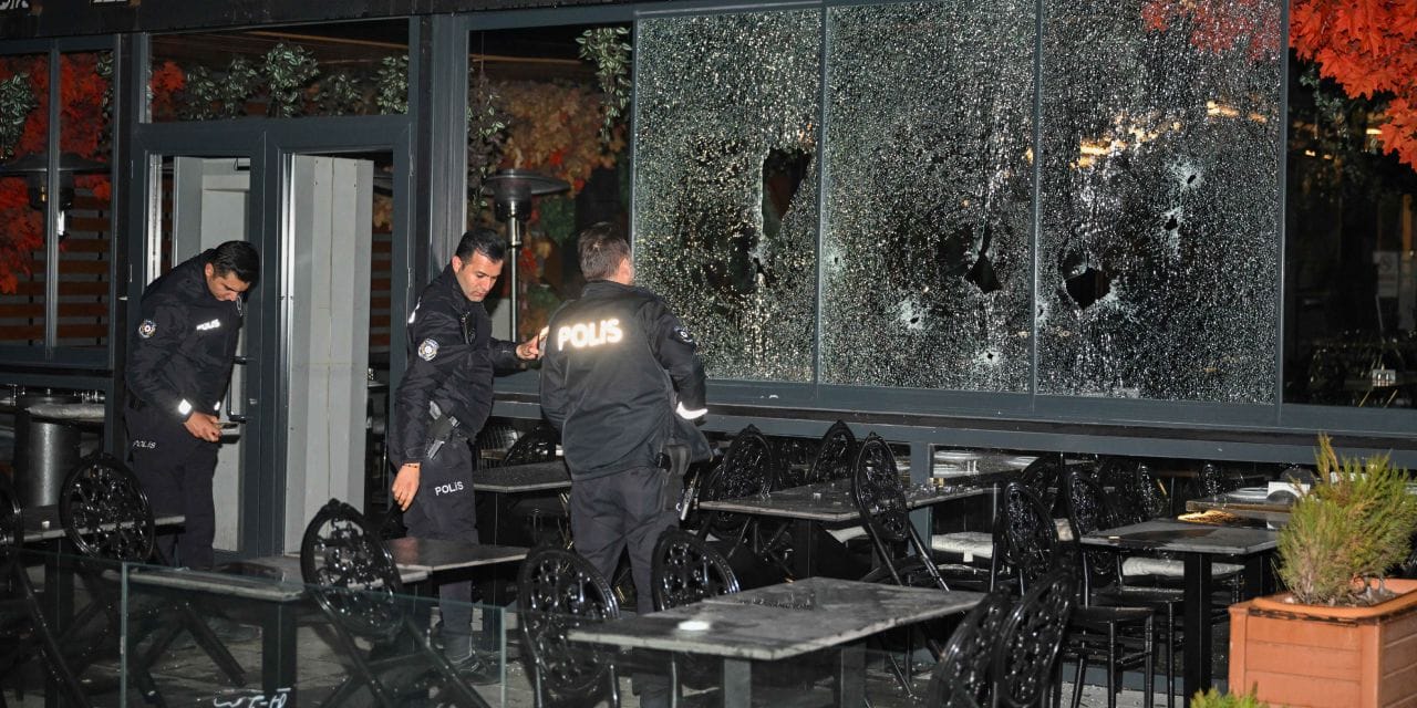 Motosikletli saldırganlar Ankara'da bir iş yerini kurşunladı