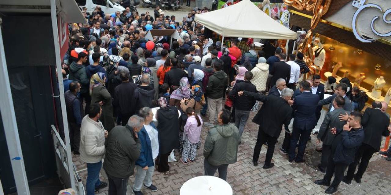 Kuyumcu açılışında altın ve saat dağıttılar: Akın akın geldiler!