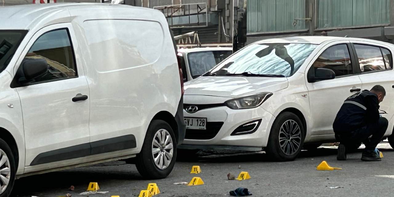 İstanbul'da sokak ortasında vahşet: Defalarca ateş ettiği kadını katletti!