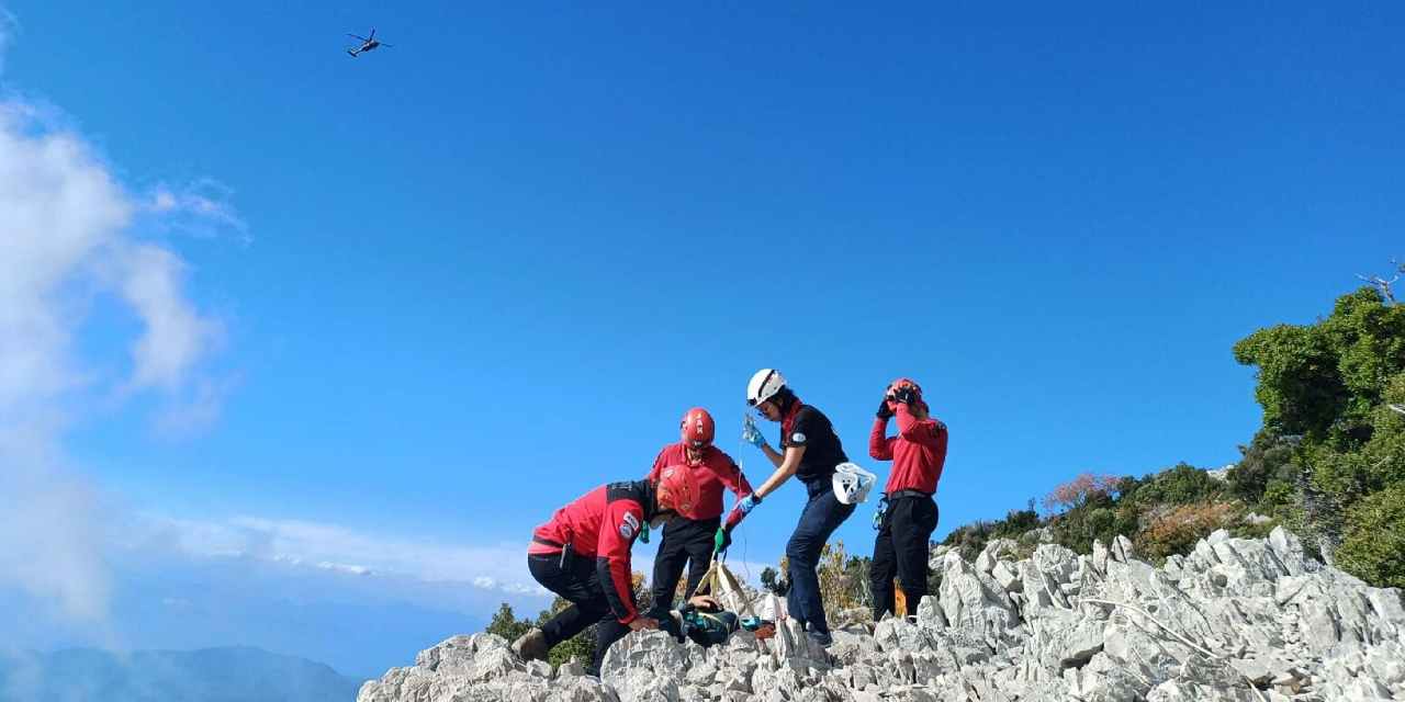 Paraşüt kayalıklara düştü: 1 ölü, 1 yaralı