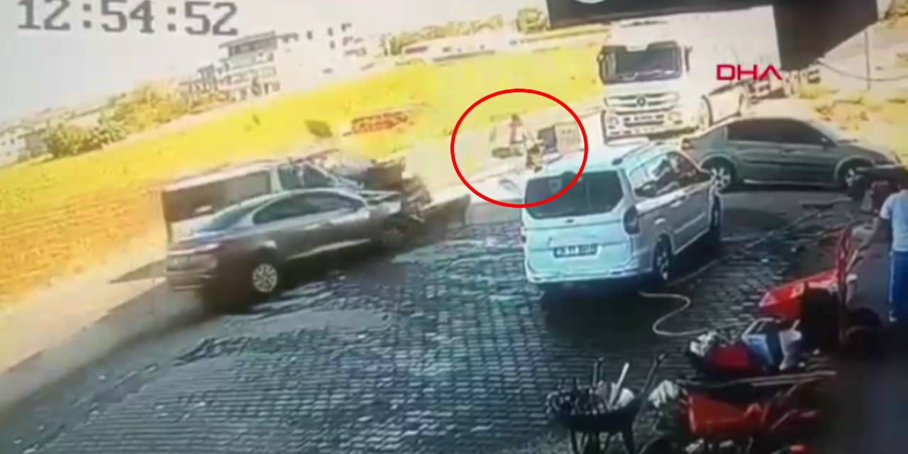 Diyarbakır’da yürekleri ağza getiren kaza: Bebek arabasıyla ilerleyen bir anne son anda kurtuldu