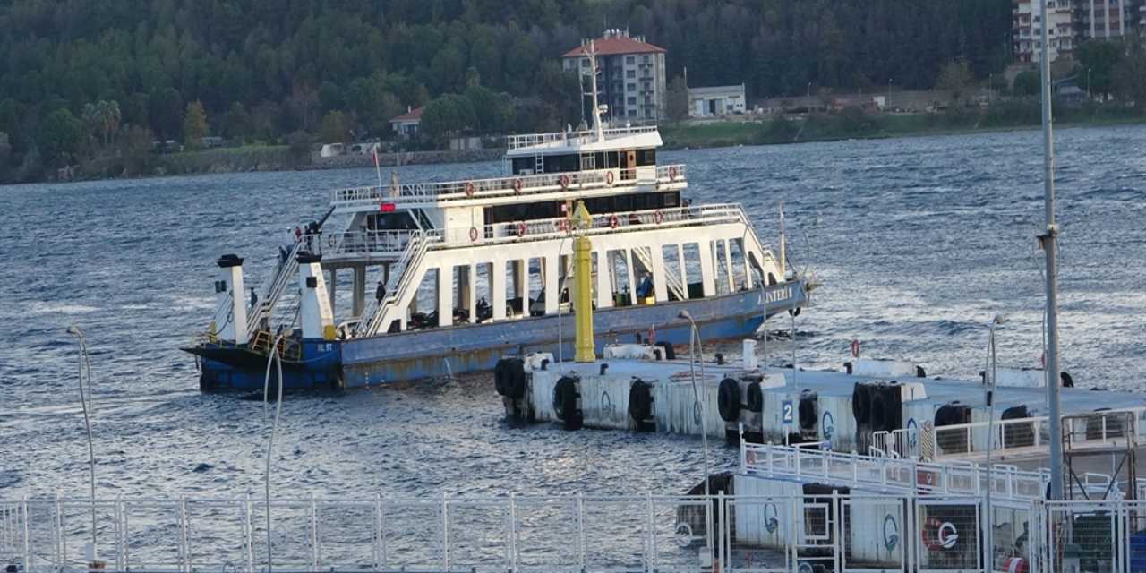 Bozcaada ve Gökçeada feribot seferlerine 'fırtına' ayarı!