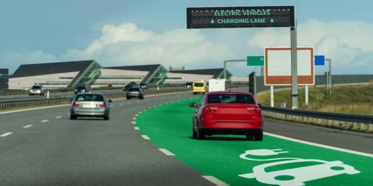 Öyle bir yol  ki... Geçen her aracı şarj ediyor!