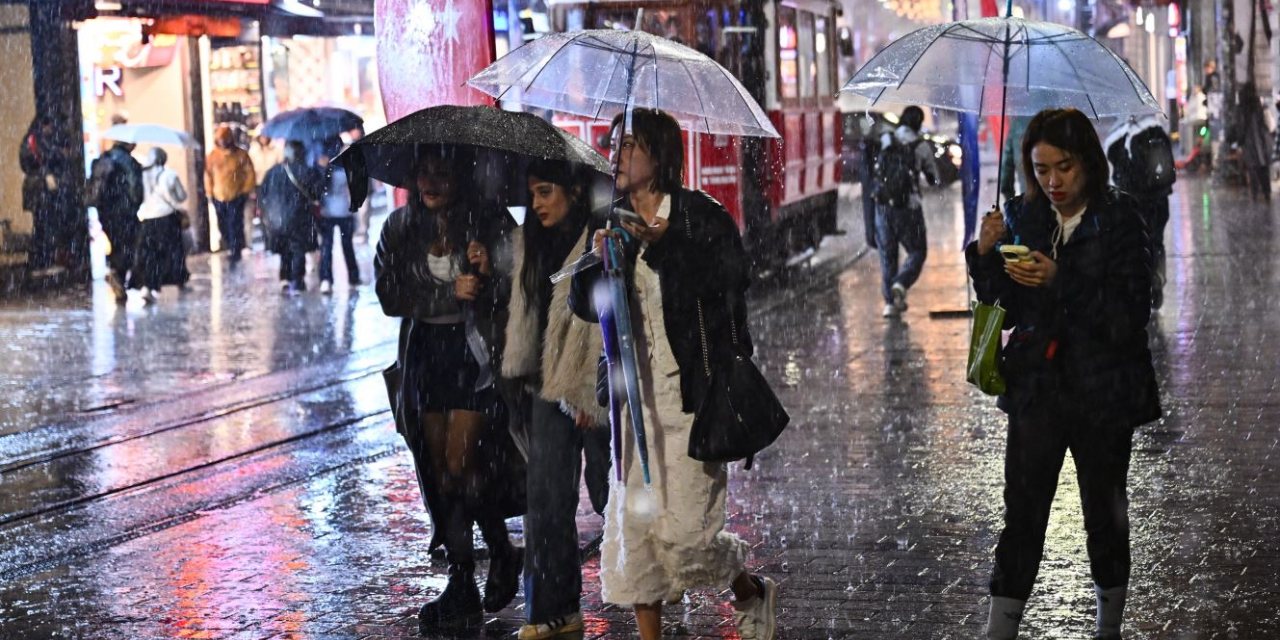 Uyarılar peş peşe gelmişti! İstanbul'da sağanak başladı: Uçaklar inmekte zorlandı