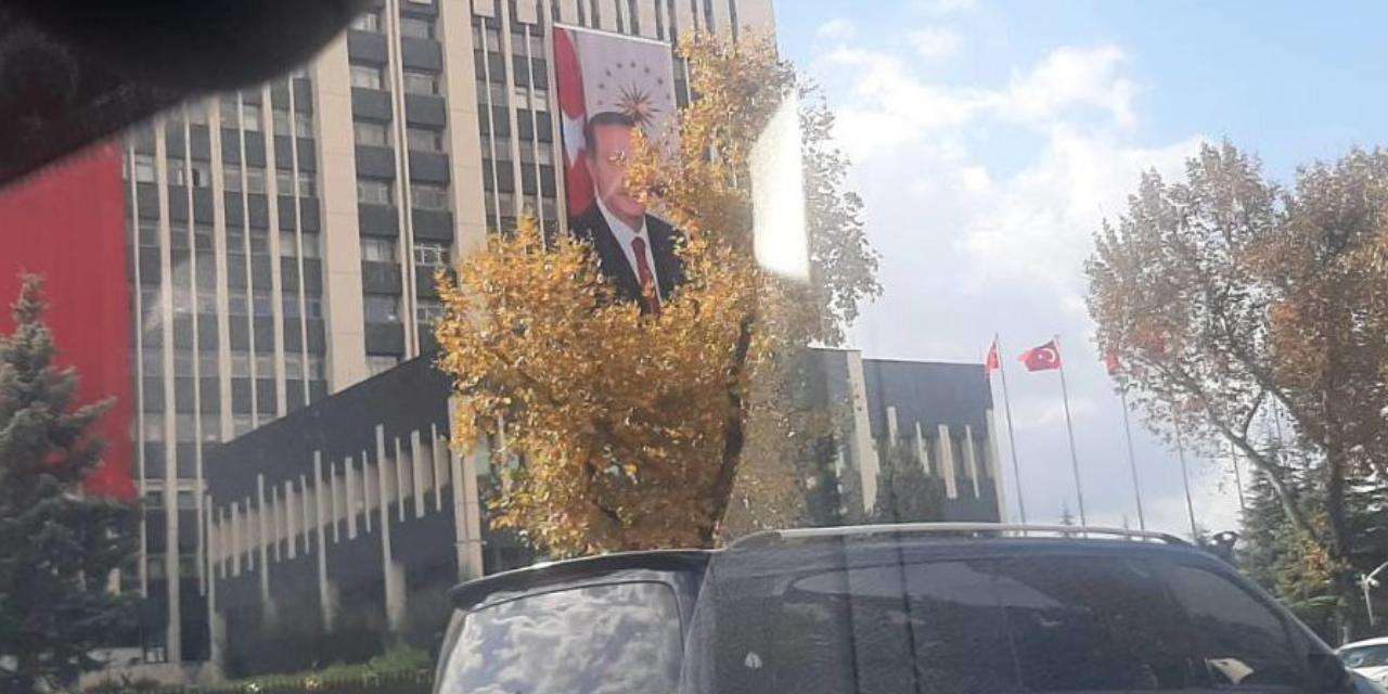 TSK'da bir ilk... Atatürk fotoğrafı ve Türk bayrağının yanı sıra Erdoğan'ın posteri de asıldı