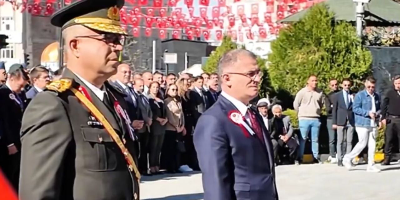 Van Valiliği 29 Ekim'i, şarkıları yasaklanan Grup Yorum'la kutladı: "Devrim yürüyüşümüz"