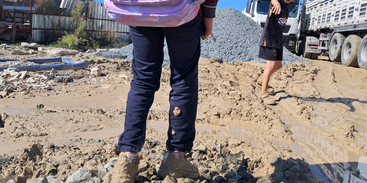 Okulların bazıları şantiye, yolları çamur! Öğrenciler de veliler de seslerini duyuramıyor