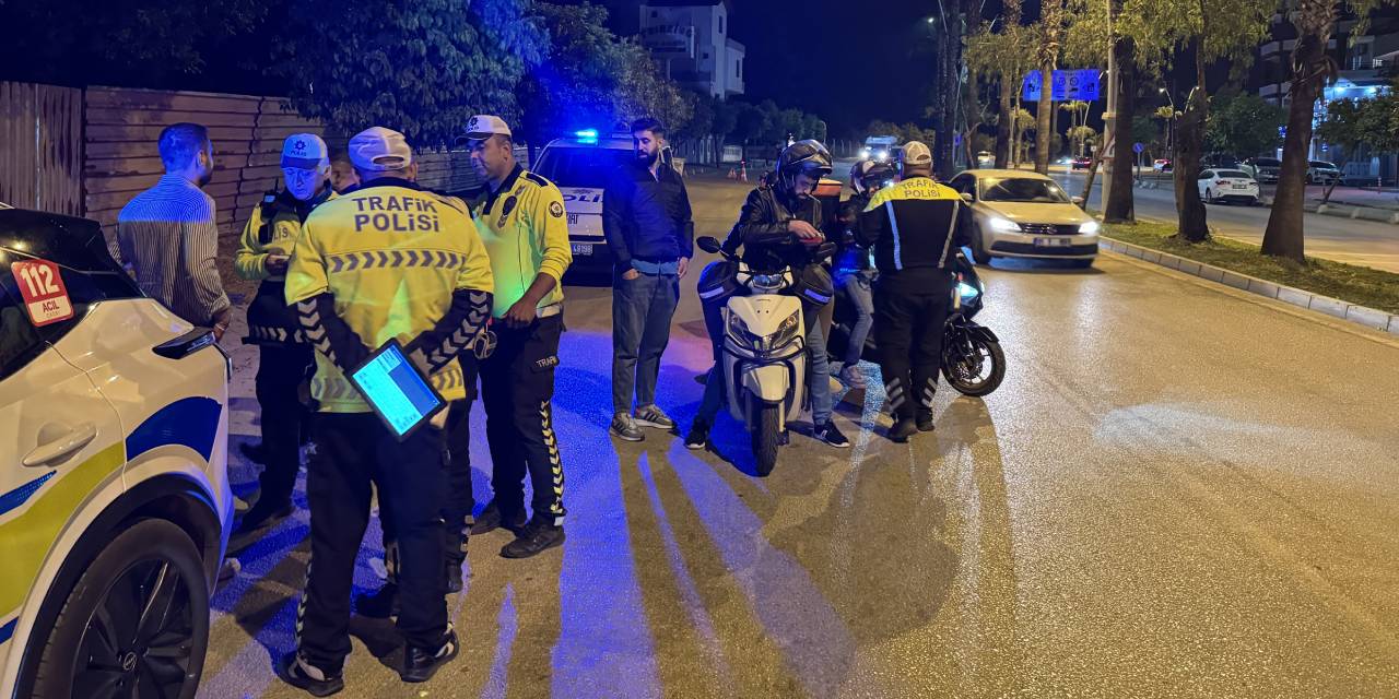 İzmir'de alkollü sürücü trafik denetiminde polise çarptı