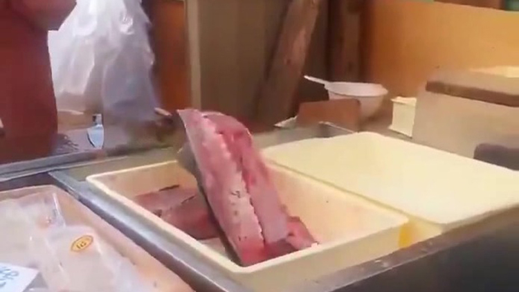 Balık pazarında inanılmaz görüntü: Balık fileto olduğunu hala kabul etmemiş!