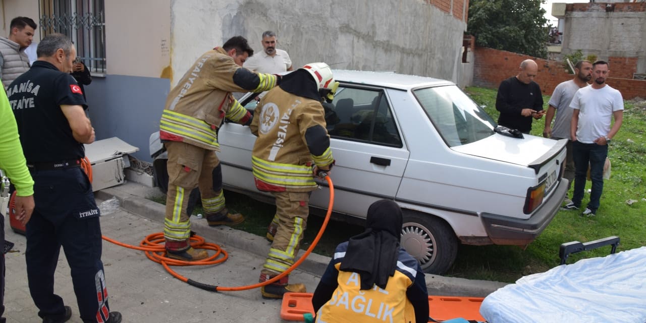 Otomobil evin duvarına girdi: Baba ve oğlu yaralandı