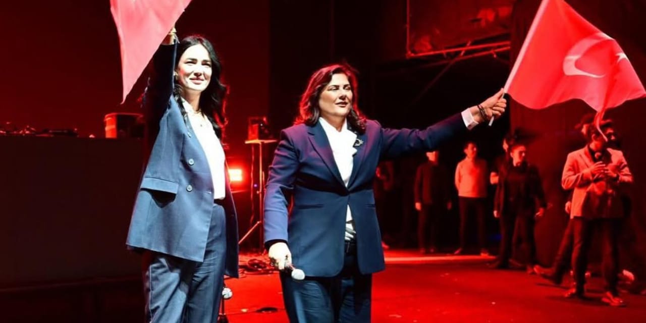 Özlem Çerçioğlu yuhalandı! Apar topar sahneyi terk etti