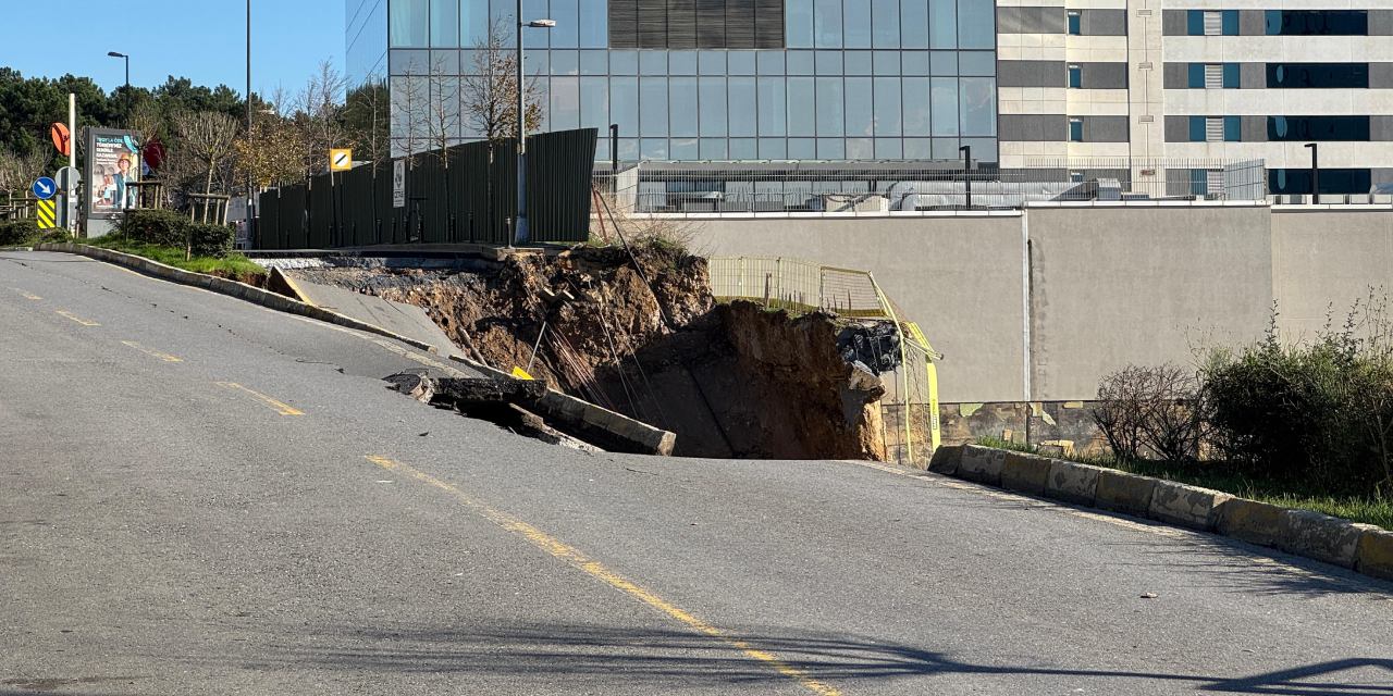 Ümraniye'de istinat duvarı yıkıldı! Yol çöktü