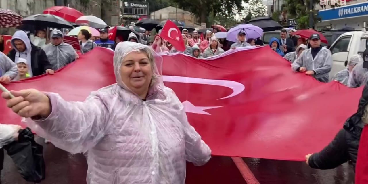 Cumhuriyet Bayramı coşkusu yağmur tanımadı! Yurttaşlar akın etti