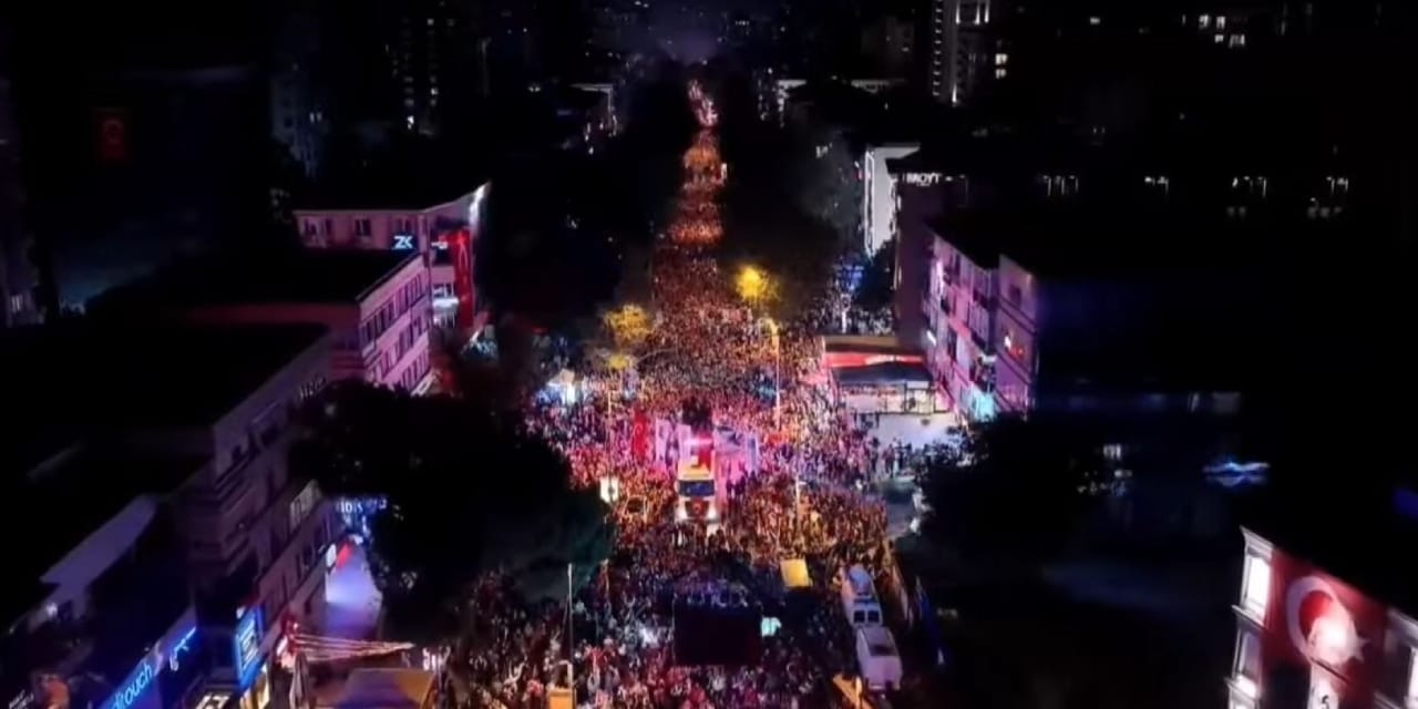 On binler Kadıköy'e akın etti: Bağdat Caddesi'nde Cumhuriyet Bayramı coşkusu
