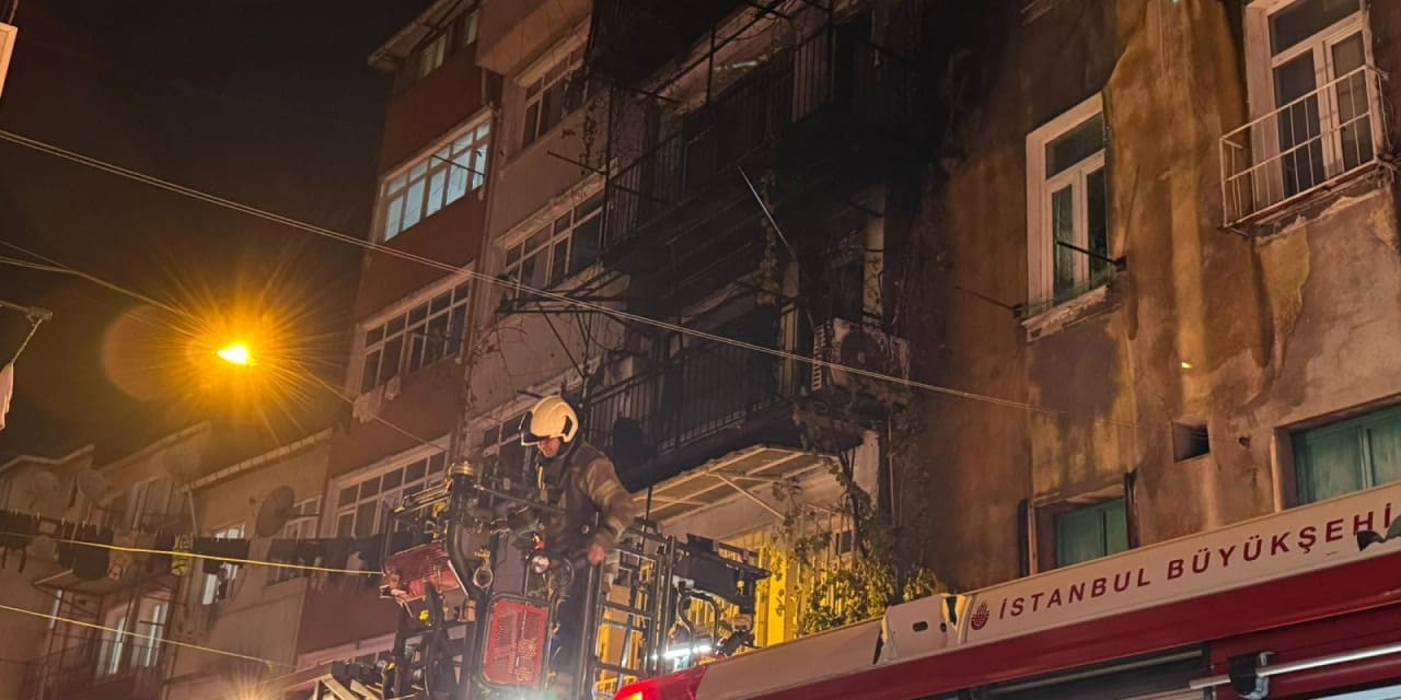 Beyoğlu'nda yangında mahsur kalan 8 kişi kurtarıldı