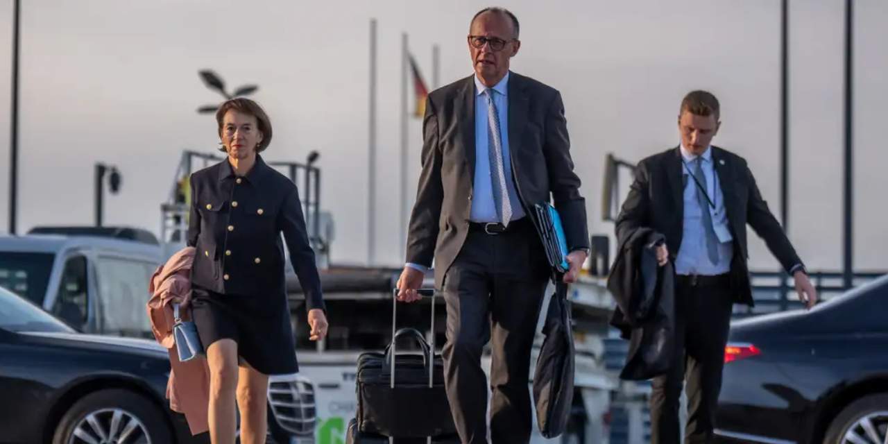 Alman Başbakan bavulu laptopu elinde Türkiye'ye indi! Gazeteciler bilet parasını kendi ödedi