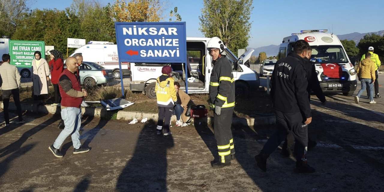 İşçi servisleri kafa kafaya çarpıştı: 10 kişi yaralandı