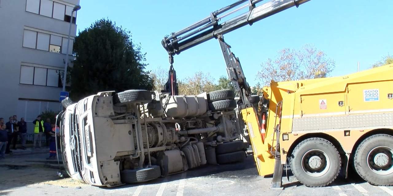 Yükünü boşaltan hafriyat kamyonu devrildi