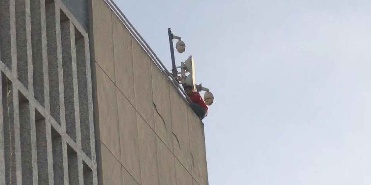 İBB'nin çatısında intihar girişiminde bulunan kişi ikna edildi