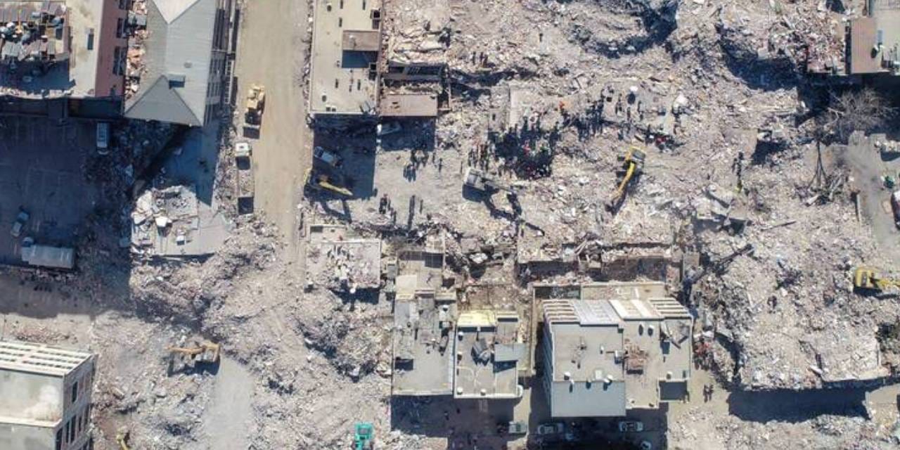 80 kişinin hayatını kaybettiği deprem davasında yeni iddia: AKP'li müteahhit İngiltere'ye kaçtı!