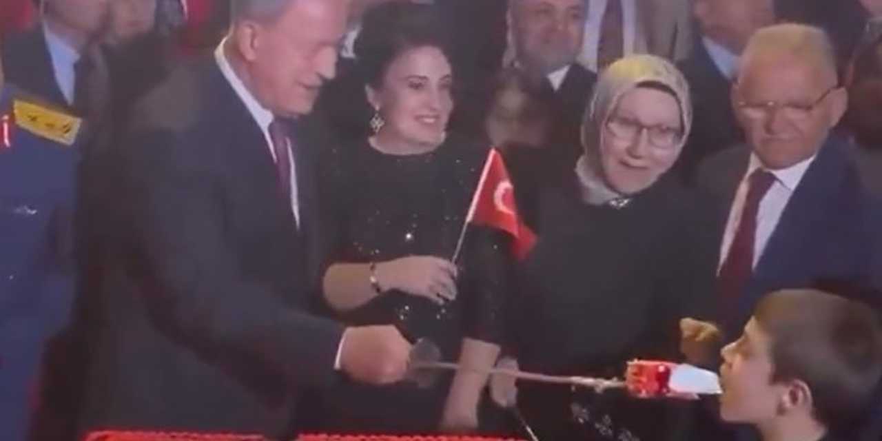 Yok artık... AKP'li Hulusi Akar küçük çocuğa pastayı kılıçla yedirdi