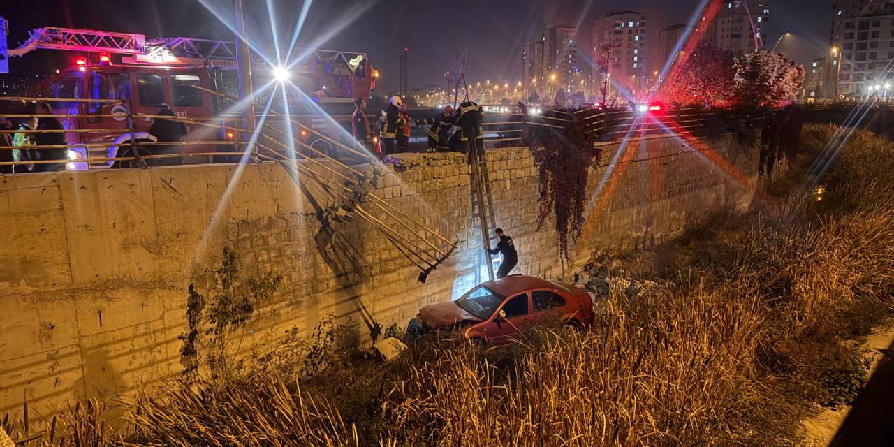 Otomobil 5 metre yükseklikten kanala düştü! Sürücünün burnu bile kanamadı