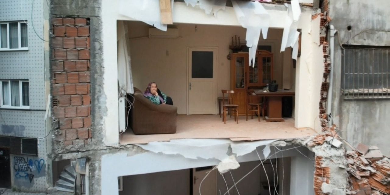 İstanbul'da bir müteahhatlik şaheseri! Yandaki bina yıkılınca aynı duvarı kullandıkları ortaya çıktı