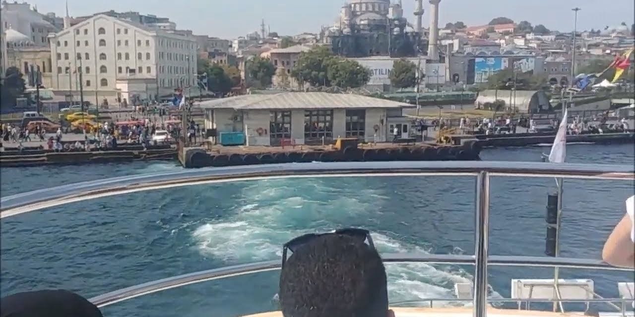 Üsküdar'da feribottan denize kadın düştü