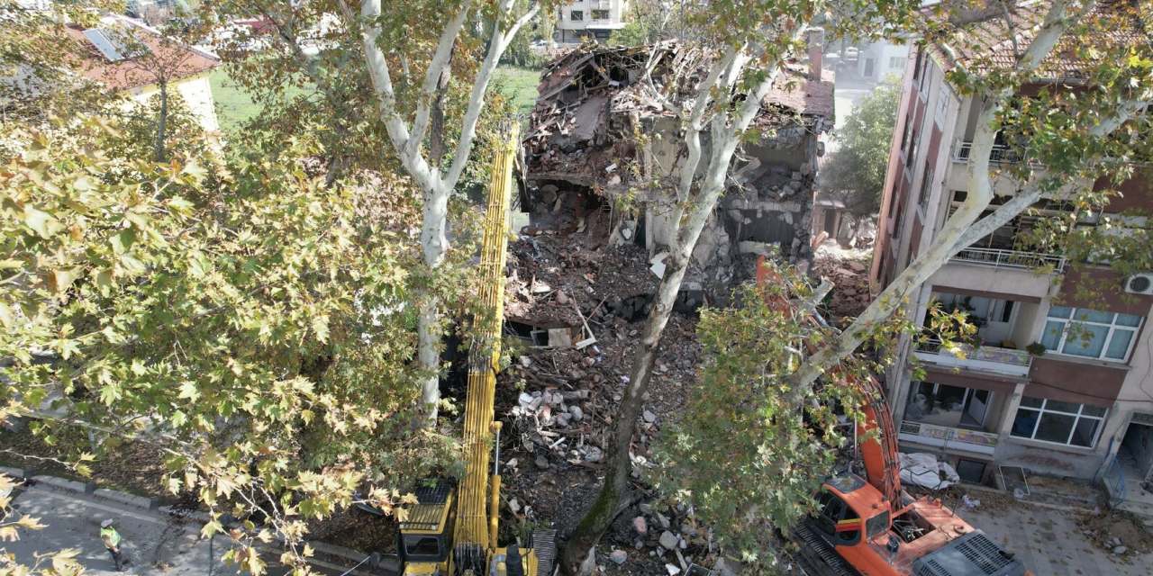 Sındırgı'da ağır hasarlı yapılar tek tek yıkılıyor!