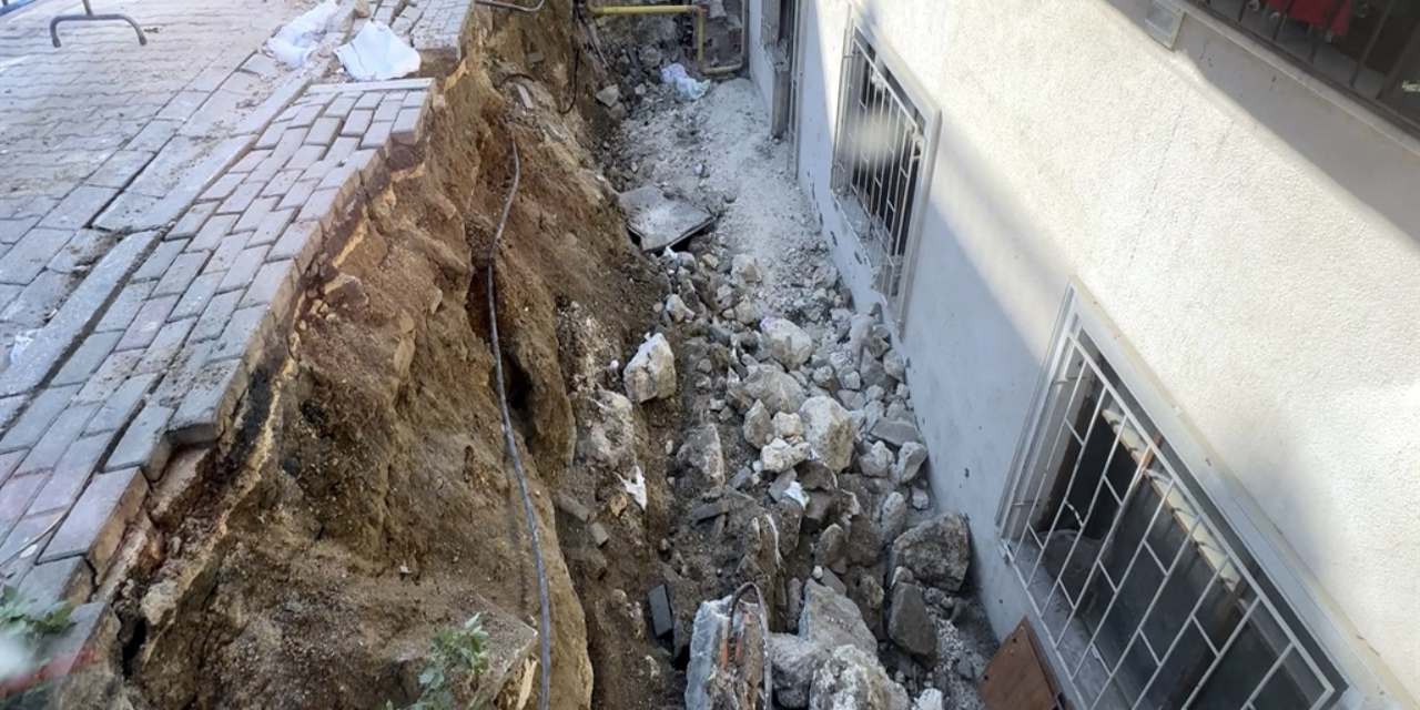 Avcılar'da kaldırım duvarı çöktü!