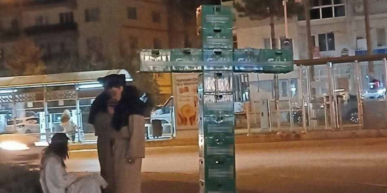 Bira kasalarıyla haç işareti yapan 3 kişiye gözaltı